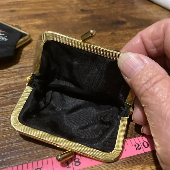 Vintage Rose Petit point embroidery on compact set - Picture 14 of 16